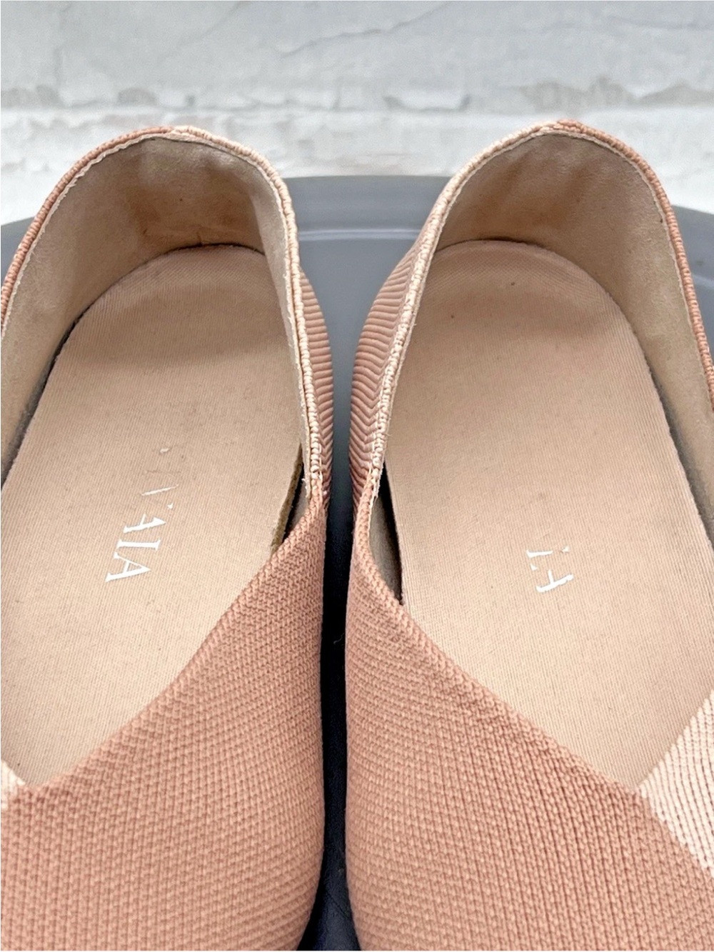 Vivaia Valencia pointed-toe V-cut knit ballet flat - Picture 7 of 9